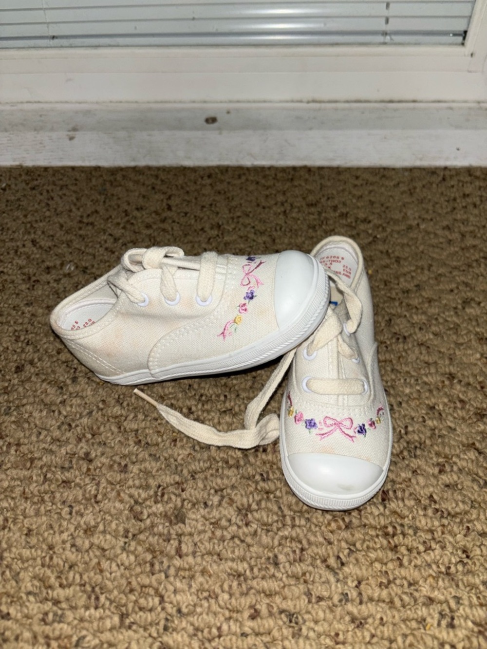 Keds Canvas Sneakers with Pink Floral Bow Accent - Cream toddler size 6 1/2